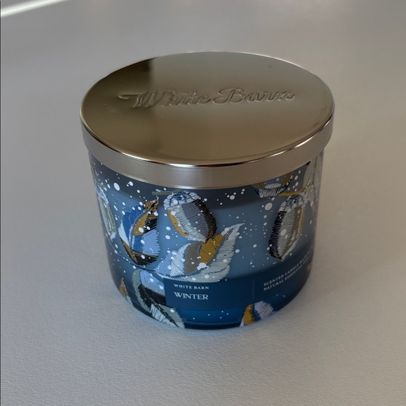 NWT Bath and Body Works White Barn Winter 3 Wick Candle with Box Cozy Blue Snow - Picture 2 of 10